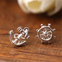 Boucles D'Oreille Pirate - Femme Pirate -Refuge Du Pirate boucles doreilles gouvernail et ancre e main 1